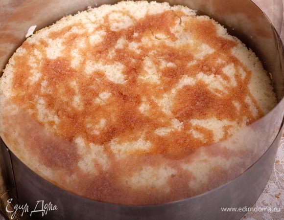 Бисквит разделить пополам на два коржа равной толщины. Выложить на песочный корж, смазанный муссом, первый корж. Пропитать его оставшимся после приготовления яблок карамельным соусом (соус разделить пополам — каждая половина для каждого коржа).