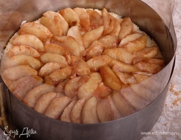 Сверху разложить внахлест карамельные яблочки.