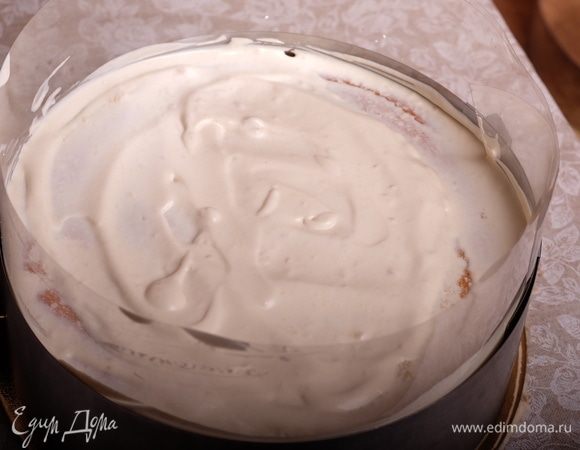 Сверху уложить второй бисквитный корж, также пропитанный карамельным соусом. На него — оставшиеся 2 ст. л. мусса и завершить все вторым песочным коржом. Корж снова может сломаться — не огорчайтесь — все задекорируем и скроем песочной крошкой.
Поставить заготовку торта в холодильник минимум на 8 часов.