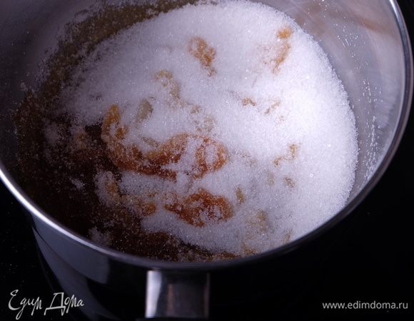 Приготовить сухую карамель. Для этого всыпать сахар в сотейник и растопить его, не мешая, лишь слегка потрясывая сотейник, пересыпая сахар.