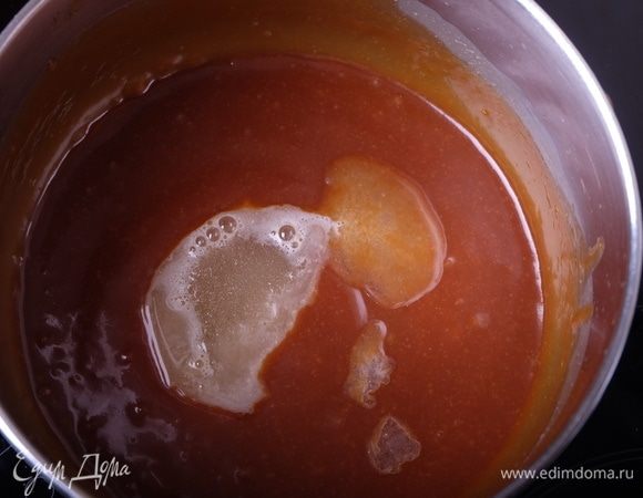 В готовую карамель влить тонкой струйкой сливки, постоянно мешая венчиком. Должна получиться однородная карамельная масса. Добавить набухший желатин, перемешать.