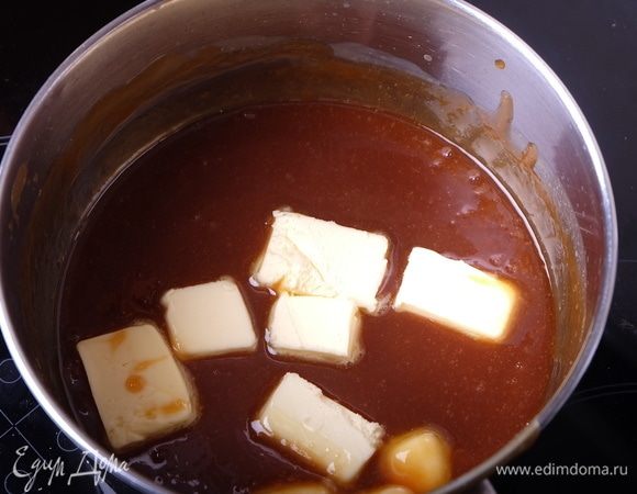 Добавить нарезанное кубиками сливочное масло, щепотку соли, перемешать до полного его растворения. 