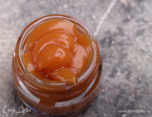 Готовую карамель пробить блендером (если в ней остались нерастворенные кусочки сахара), перелить в кондитерский мешок и убрать в холодильник минимум на 2–3 часа. После охлаждения карамель станет густой и будет отлично держать форму.