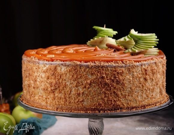 3-ий день.
Декор и подача. Достать из холодильника заготовку торта. Снять кольцо, удалить ацетатную пленку. Бока торта обсыпать песочной крошкой (она очень хорошо прилипает к баварскому муссу), задекорировать крошкой верх торта, скрывая трещины и неровности. По спирали отсадить из кондитерского через круглую насадку соленую карамель. Украсить свежим яблоком (помните, чтобы ломтики яблока не потемнели, их нужно «искупать» в лимонном соке) и палочками корицы.