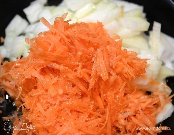 Лук нарежьте кубиком, морковь натрите на терке.