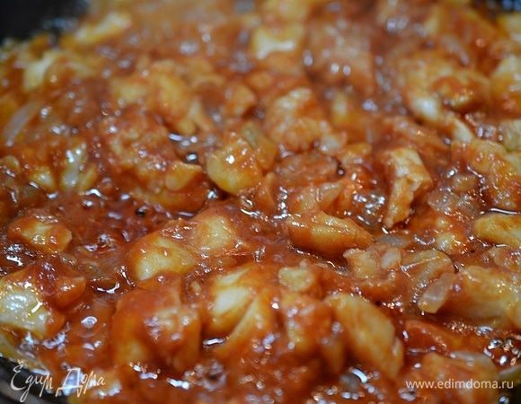 Затем добавьте тилапию и обжаривайте около 10 минут. Посолите и поперчите по вкусу.