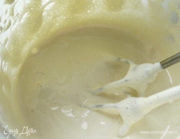 Взбить яйца с сахаром в течение 10 мин. до пышной пены.