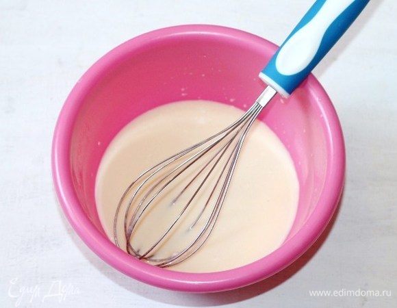 Приготовим опару. В теплом молоке растворить дрожжи. Добавить сахар и 1 ст. л. муки от общего количества, перемешать и поставить в теплое место до образования пенной шапочки.
