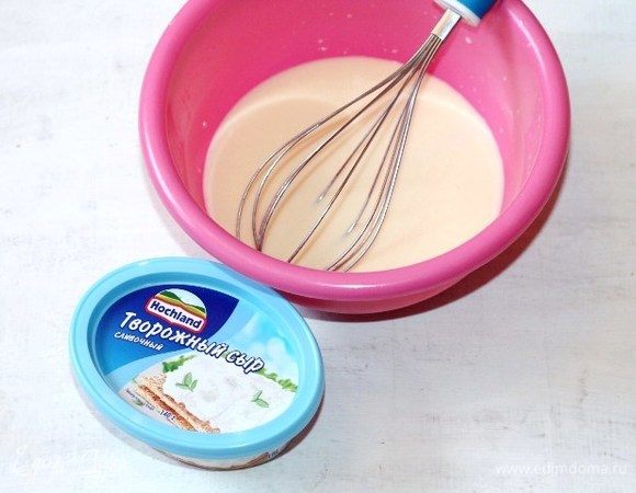 К опаре добавить яйцо, сыр, растительное масло, ванильный сахар, кефир и соль, перемешать венчиком.
