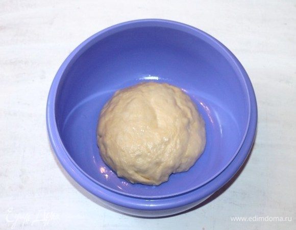 В жидкую смесь частями добавить мучную смесь и замесить мягкое, не липнущее к рукам тесто. 
Смазать миску растительным маслом (1 ч. л.)  и прокрутить ком теста. Накрыть миску пленкой и поставить в теплое место для подъема теста в 2–2,5 раза. Деревянные шампуры замочить в воде.
