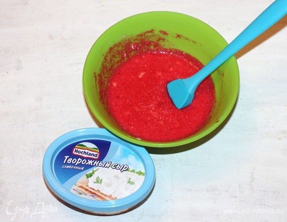 Приготовим начинку. Смешиваем яичный белок с творожным сыром Hochland, джемом, растопленным и охлажденным сливочным маслом. Начинка должна быть густая.
