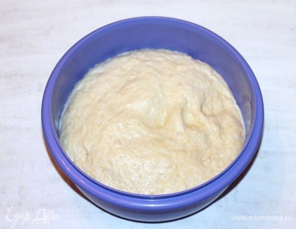 Делим подошедшее тесто на две части. 
