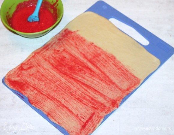 Раскатываем каждую часть теста в пласт 25*30 см, толщиной 0,5 см. Смазываем 2/3 части пласта начинкой.
