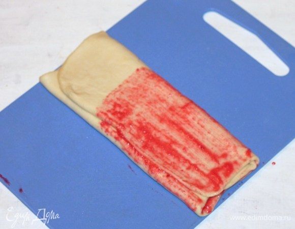 Смазываем начинкой 2/3 части теста.
