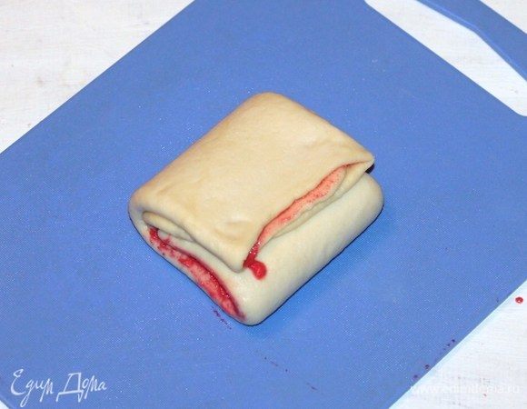 И складываем, как на фото. Кладем конвертик теста в миску, накрываем полотенцем и даем отдохнуть в течение 15 минут. Тесто немного расстоится, и будет легче его раскатывать.
А в это время занимаемся раскаткой второй части теста. И так же кладем в миску под полотенце.