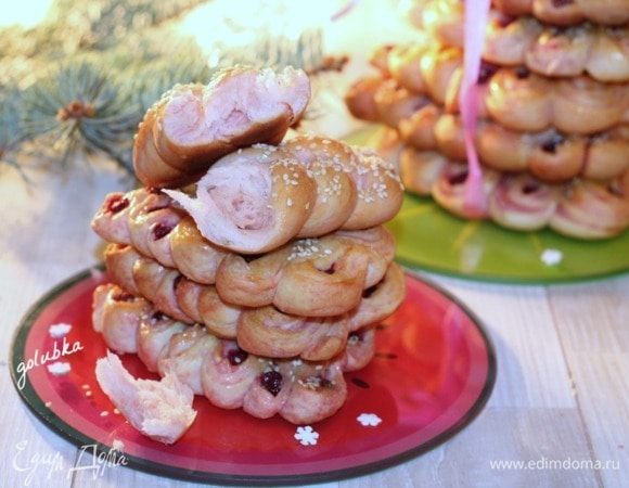 Затем смазываем булочки взбитым желтком (+1 ст. л. молоко), посыпаем сахарным песком и обжаренным кунжутом.
