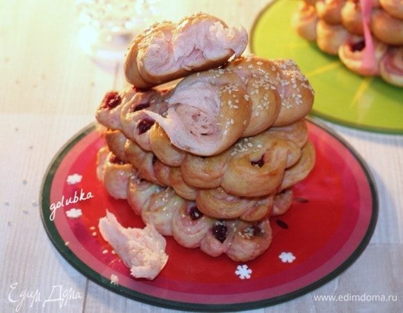 Испеченные булочки-елочки выкладываем с противня, смазываем топленым сливочным маслом или сбрызгиваем водой и накрываем полотенцем. 
Приятного аппетита!