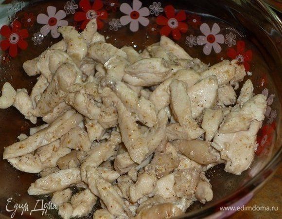 Все ингредиенты нарезаем одинаковым брусочком. Сырое куриное филе обжариваем до готовности, можно добавить щепотку приправы для курицы. В конце жарки солим.