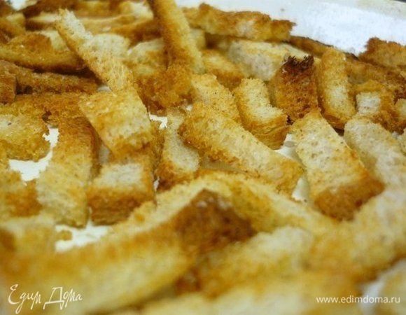 Хлеб ржано-пшеничный выкладываем на противень, солим и поливаем небольшим количеством растительного масла, не больше чайной ложки. Ставим в духовку, разогретую до 250ºC, подсушиваем до легкого поджаривания.