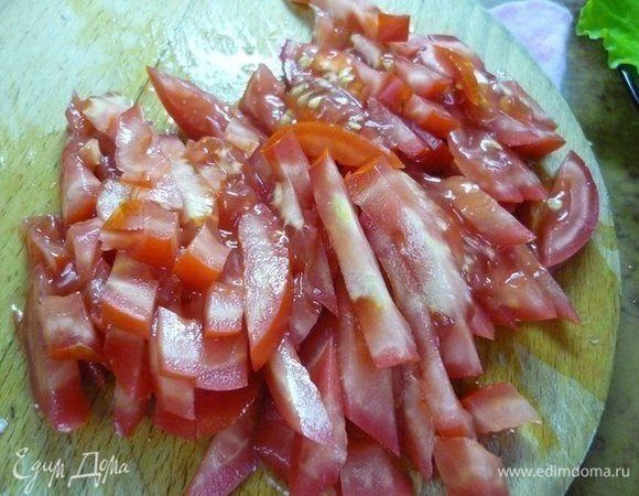  Помидоры нарезаем.