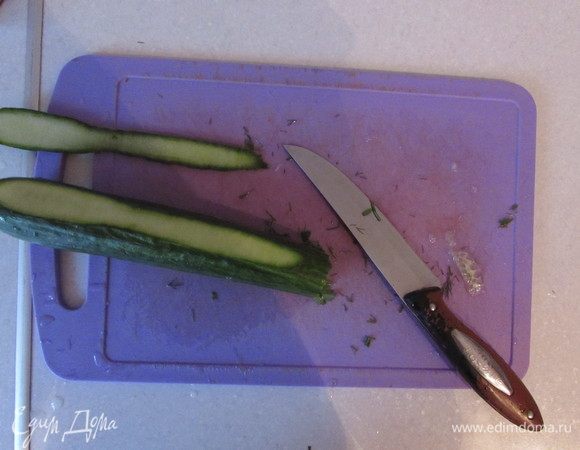 Снять с огурцов кожуру.
