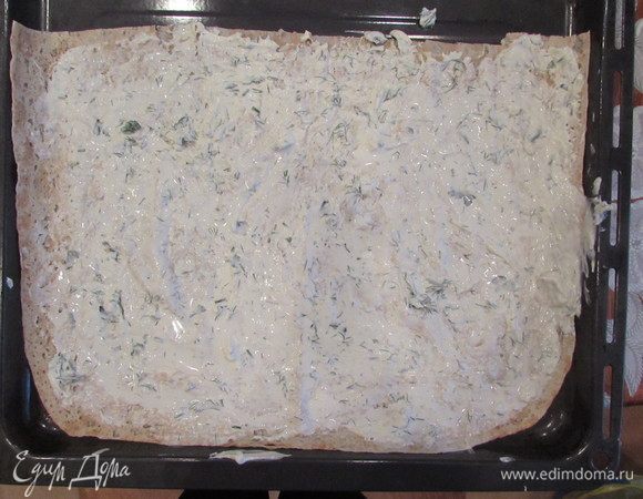 Нанести на лаваш слой сырной массы с зеленью не более 0,5 см.