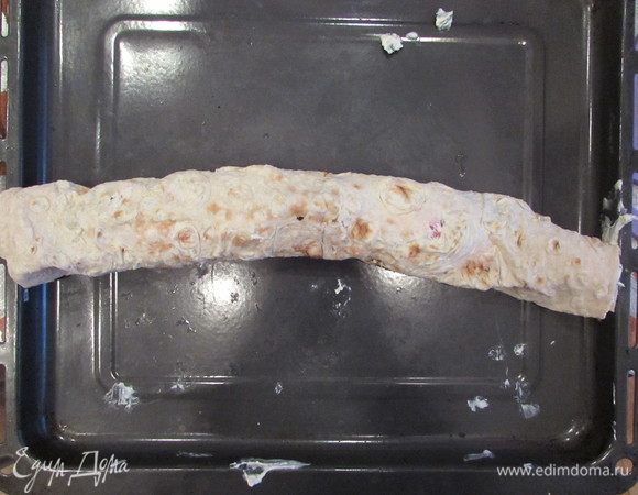 Свернуть из лаваша рулет, нарезать на кусочки, нанизать на деревянные шпажки.