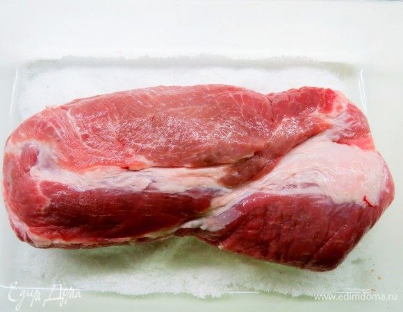 Для этого рецепта я всегда покупаю свиную шею. Мясо не должно быть слишком постным, так как без прожилок жира оно получится слишком жестким. Но и слишком жирные куски я тоже не беру, нужна «золотая середина». Кусочек лучше выбрать длинный, с не очень большим поперечным диаметром, так мясо потом будет удобнее нарезать.
Мясо моем, обсушиваем салфетками, кладем в подходящую по размеру емкость.