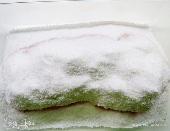 Спустя несколько дней мясо отдаст довольно много жидкости. 
Ровно через 3 дня достаем наше мясо из соли и промываем под проточной водой.