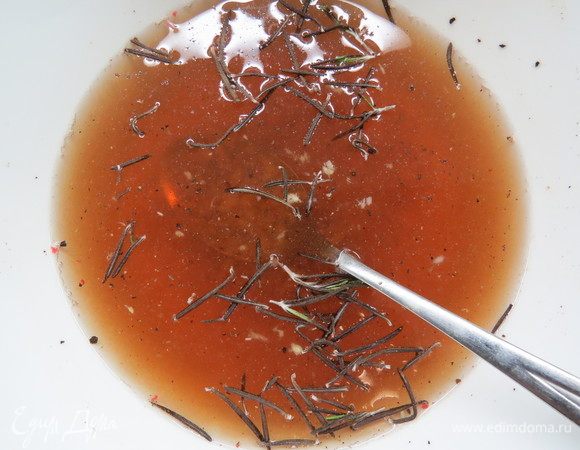 Приступаем к приготовлению рассола. В миску выливаем винный уксус, добавляем 3 зубчика чеснока, выдавленные через чеснокодавку, 1 ст. л. соли, щепотку молотого черного перца и розмарин по вкусу.