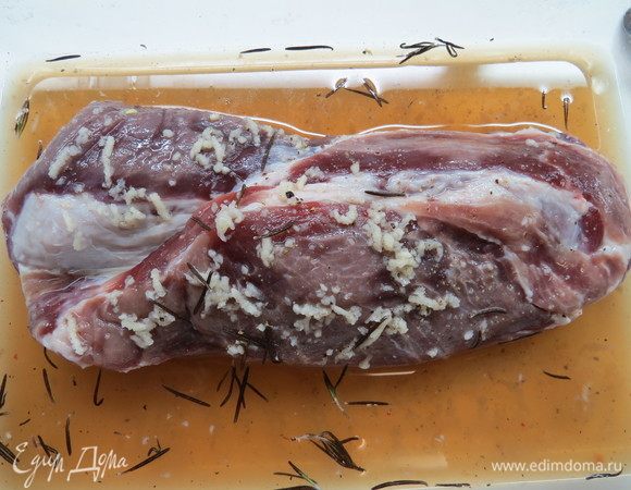 Мясо без соли выкладываем в подходящую по размеру посуду и хорошенечко поливаем нашим рассолом со всех сторон, периодически переворачивая то на один, то на другой бок. 
В рассоле держим мясо пока готовится присыпка из специй, т.е. буквально 5-10 минут. 