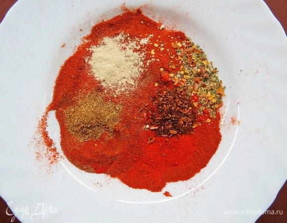 Приступаем к приготовлению присыпки из специй. Вместо черного перца можно взять приправу «смесь перцев». Я использую свежемолотый перец из мельнички, получается гораздо ароматнее. Смешиваем кориандр, перец, паприку, перец чили и сухой розмарин, добавляем щепотку соли. Вы также можете добавить ваших любимых специй по вкусу. Если специй не хватит, чтобы обсыпать весь кусок, увеличиваем, придерживаясь основных пропорций.
