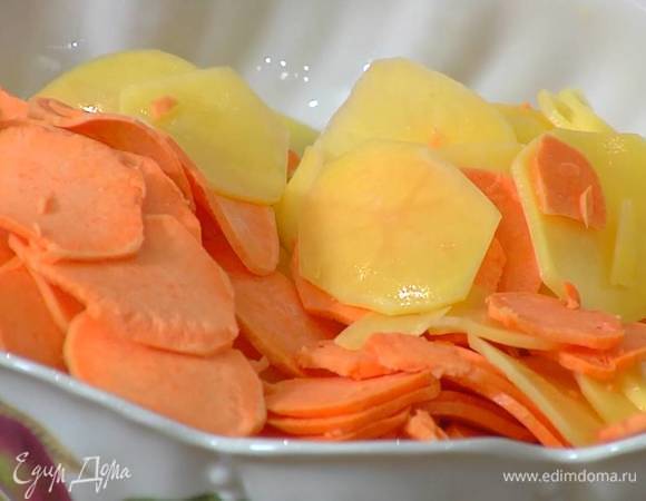 Весь картофель почистить и нарезать тонкими ломтиками.