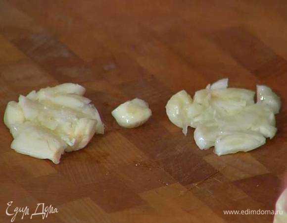 Чеснок почистить и раздавить плоской стороной ножа.