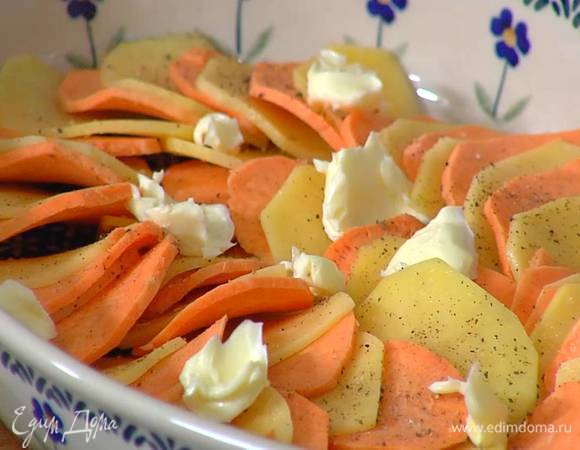 На дно формы поместить чеснок, веером выложить слой нарезанного картофеля, чередуя сладкий и обычный, все посолить и поперчить, небольшими кусочками разложить половину сливочного масла и посыпать частью натертого сыра, затем разложить оставшиеся картофельные ломтики, и кусочки сливочного масла, посыпать все оставшимся сыром.