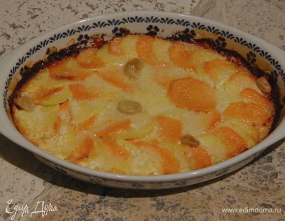 Сбоку влить в форму сливки, затянуть ее фольгой и отправить в разогретую духовку на 30‒35 минут, затем снять фольгу и запекать гратен еще 5‒10 минут до появления золотистой корочки.