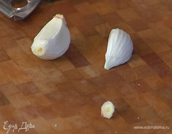 Два зубчика чеснока почистить.