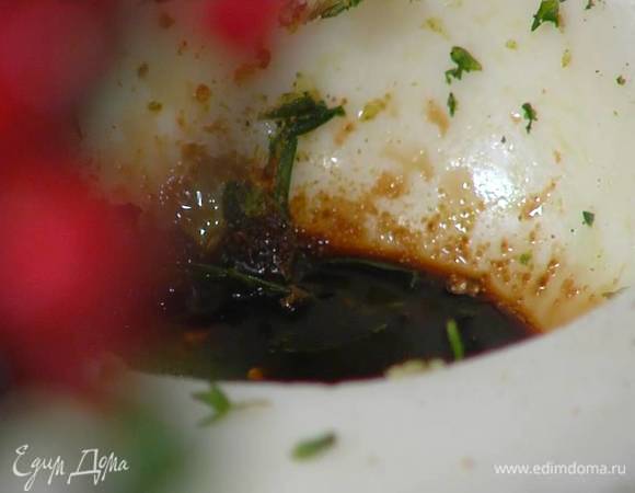 Приготовить маринад: очищенный чеснок, розмарин, орегано, тимьян и черный перец растереть в ступке, затем добавить мусковадо и бальзамический уксус, все перемешать.