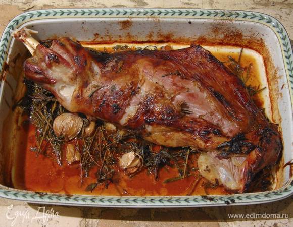 Запекать баранину в разогретой духовке около часа, периодически поливая образовавшимся соусом, затем понизить температуру в духовке до 160°С, затянуть форму фольгой и запекать мясо до готовности, продолжая поливать его соусом. Если жидкость выпарилась, влить немного бульона, вина или горячей воды.