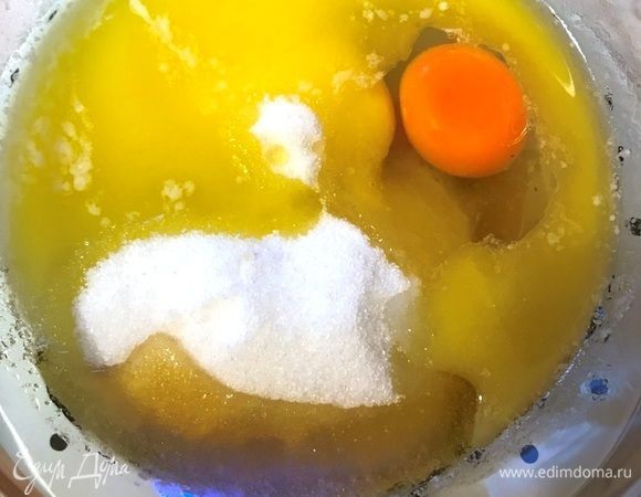 Сливочное масло растопить. Добавить яйцо, сахар и мед.