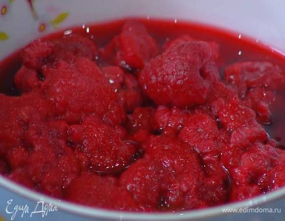 Замороженную малину предварительно разморозить, образовавшуюся жидкость слить.