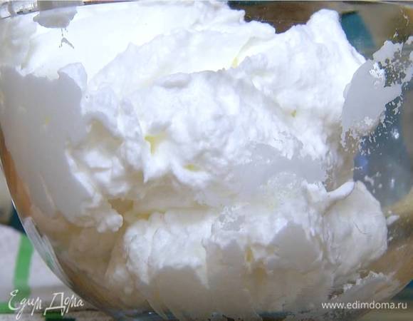 Белки комнатной температуры взбивать в комбайне насадкой-венчиком на средней скорости около минуты, затем увеличить скорость и взбить еще немного, влить яблочный уксус и, увеличив скорость до максимума, всыпать по чайной ложке 50 г сахара. Продолжать взбивать, пока не получится плотная воздушная масса, затем переложить в другую посуду.