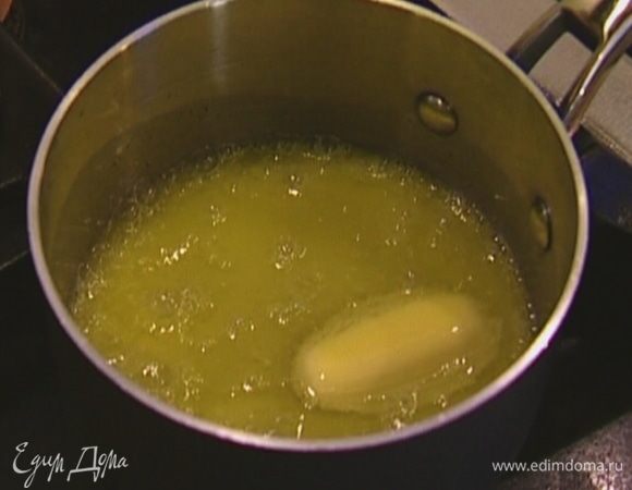 Растопить 4 ст. ложки сливочного масла на медленном огне, затем остудить.