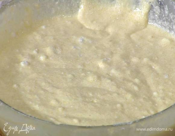 Всю муку и разрыхлитель просеять через сито в глубокую посуду, влить половину яичной массы и вымешать лопаткой, влить растопленное сливочное масло, еще раз перемешать, добавить оставшуюся яичную массу и вымешать круговыми движениями до однородного состояния, затем небольшими порциями ввести взбитые белки, каждый раз вымешивая лопаткой снизу вверх.