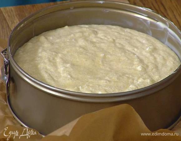 Две одинаковые разъемные формы выстелить бумагой для выпечки, смазать борта и дно сливочным маслом, поровну разлить в них тесто и отправить в разогретую духовку на 12 минут, затем понизить температуру до 170°С и выпекать коржи еще 6 минут, готовность проверить зубочисткой.