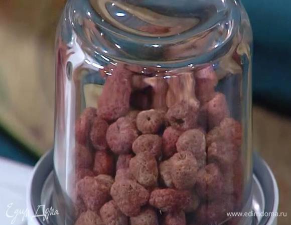 Сушеную малину измельчить в пудру.