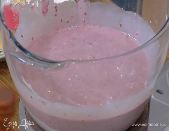 Приготовить крем: в чаше комбайна взбить лопаткой-мешалкой сгущенное молоко и 420 г предварительно размягченного сливочного масла, затем, не выключая комбайна, всыпать измельченную малину, через пару минут добавить размороженную малину без сока, взбить крем еще немного и убрать в холодильник.