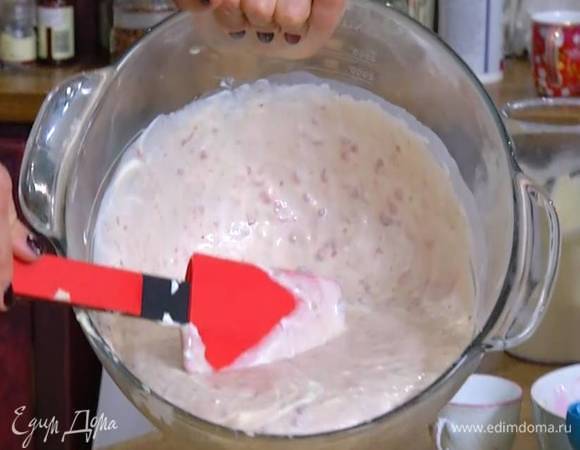 Сливки взбить, половину добавить в охлажденный крем и перемешать лопаткой.