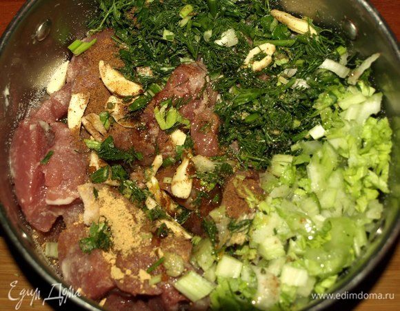 Сельдерей режем, чеснок очистить разрезать на четыре части. Зелень порубить. Мясо достаем из холодильника. Добавляем к телятине овощи и зелень. Добавить оливковое масло, имбирь, мускатный орех, черный перец и соль. Все хорошо перемешать.