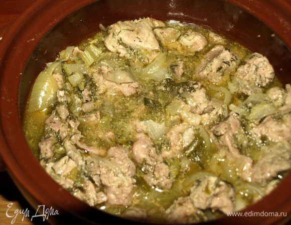 Отправляем телятину в духовку, разогретую до 180°С, на 1,5 часа. Через полтора часа выключаем духовку и оставляем в ней телятину до подачи. 